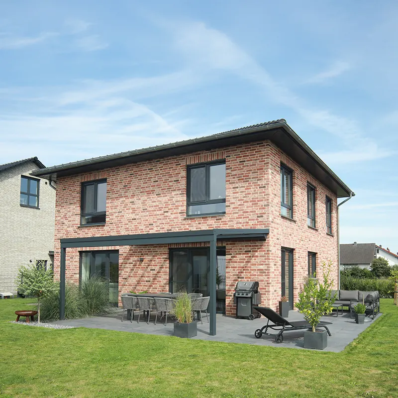 Einfamilienhaus mit Klinkerfassade und Terrasse